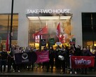 Członkowie związków zawodowych IWGB i RGWU protestujący przed budynkiem Take Two House