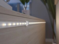 Akcesoria do pasków świetlnych Philips Hue Flux (na zdjęciu uchwyt montażowy) pojawiły się w Europie. (Źródło zdjęcia: Philips Hue)