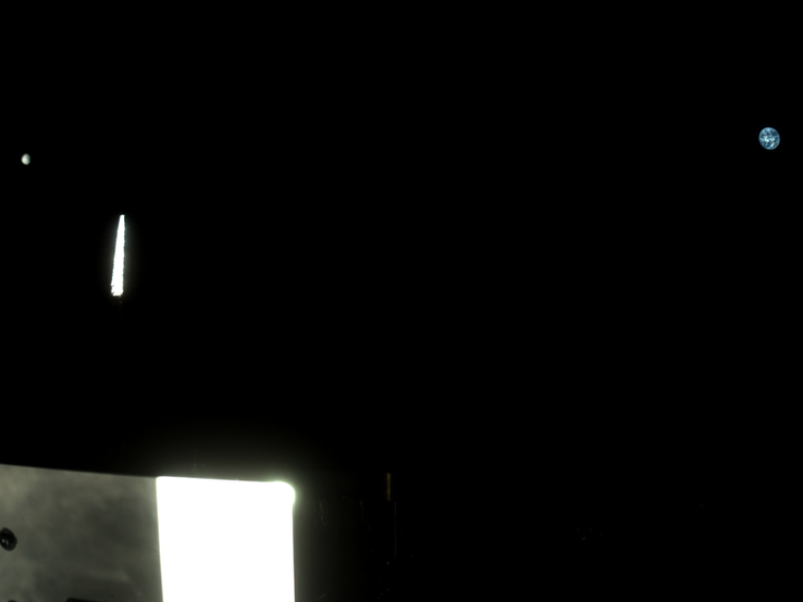 Zdjęcie wykonane przez StowCam przedstawiające Ziemię po prawej i Księżyc po lewej. (Źródło zdjęcia: NASA/Goddard/University of Arizona/Lockheed Martin)