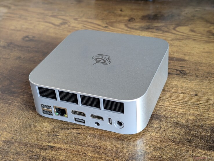 Tył: 2x USB-A 3.2 Gen. 2 (10 Gb/s), RJ-45 (2,5 Gb/s), DisplayPort 1.4, USB-A 2.0, HDMI 2.1, zestaw słuchawkowy 3,5 mm, USB-C 10 Gb/s z DisplayPort + Power Delivery, zasilacz sieciowy
