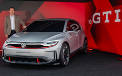 Thomas Schäfer, CEO Volkswagen Brand prezentuje nowy ID. GTI Concept na targach IAA w Monachium. (Źródło zdjęcia: Volkswagen)