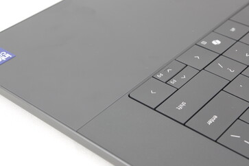 Linia podziału między podpórkami pod nadgarstki a klawiaturą jest czysto estetyczna