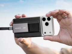 Adata SR800 to bezprzewodowy power bank o pojemności 5000 mAh z dołączonym dyskiem SSD. (Źródło zdjęcia: Adata)