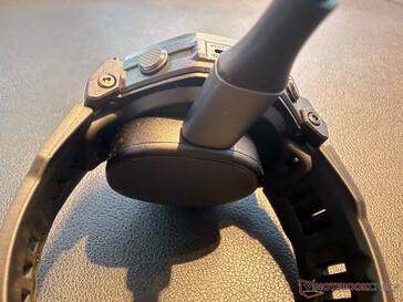 Kompaktowy adapter do ładowania jest dołączony, kabel nie jest