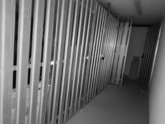 Obraz noktowizyjny korytarza piwnicznego: Szczegóły są nadal widoczne na ścianie oddalonej o 10 metrów.