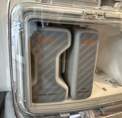 Dwa pojemniki na detergent za pleksiglasem