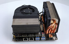 FA65G posiada niestandardowe chłodzenie CPU i GPU oraz rzadką konfigurację GPU MXM. (Źródło obrazu: 小明白 na Youtube)