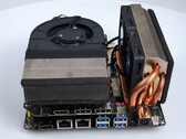 FA65G posiada niestandardowe chłodzenie CPU i GPU oraz rzadką konfigurację GPU MXM. (Źródło obrazu: 小明白 na Youtube)