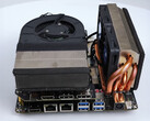 FA65G posiada niestandardowe chłodzenie CPU i GPU oraz rzadką konfigurację GPU MXM. (Źródło obrazu: 小明白 na Youtube)