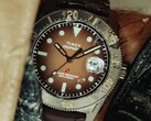 Zegarek nurkowy Huckberry x Timex Deepwater Reef 200 z brązową tarczą, kopertą ze stali nierdzewnej, czarną ramką oraz dopasowanym brązowym paskiem.
