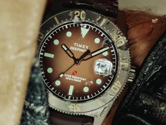 Zegarek nurkowy Huckberry x Timex Deepwater Reef 200 z brązową tarczą, kopertą ze stali nierdzewnej, czarną ramką oraz dopasowanym brązowym paskiem.