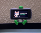 WebScreen posiada 2-calowy wyświetlacz AMOLED. (Źródło obrazu: nishad2m8 / YouTube)