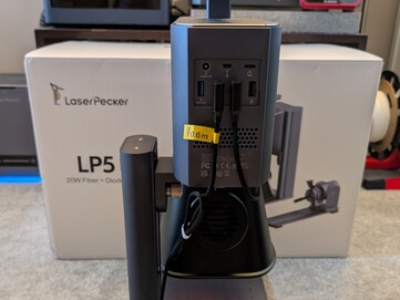 Widok z tyłu w standardowej konfiguracji LP5 z portami USB, wtyczką zasilania i kluczem bezpieczeństwa.