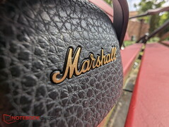 Teksturowana skóra PU oraz logo Marshall 