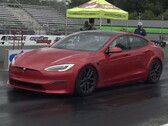 Tesla Model S Plaid jest już szybki jak gepard na polowaniu, ale Miguel Roy musiał pójść o krok dalej. (Źródło zdjęcia: DragTimes via YouTube)