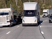 Tesla Semi mija ciężarówki ICE na Donner Pass (zdjęcie: Zanegler/Twitter)