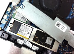 Dostęp do dysku SSD M.2 można uzyskać po zdjęciu pokrywy