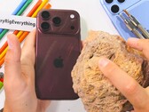 Wiele rys na tylnej obudowie iPhone’a 18 Pro (Max) można po prostu wytrzeć — jednak nie wszystkie, jak pokazuje test wytrzymałościowy.