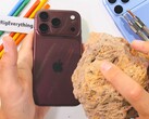Wiele rys na tylnej obudowie iPhone’a 18 Pro (Max) można po prostu wytrzeć — jednak nie wszystkie, jak pokazuje test wytrzymałościowy.