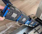 Osiem płytek Apple M5 zamontowanych na jednej listwie nośnej, stanowiącej część większego serwera kasetowego