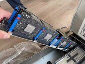 Osiem płytek Apple M5 zamontowanych na jednej listwie nośnej, stanowiącej część większego serwera kasetowego