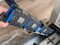 Osiem płytek Apple M5 zamontowanych na jednej listwie nośnej, stanowiącej część większego serwera kasetowego