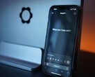 Smartfon z interfejsem czatu opartym na sztucznej inteligencji, który mieści się w jednej dłoni