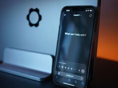 Smartfon z interfejsem czatu opartym na sztucznej inteligencji, który mieści się w jednej dłoni