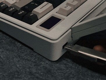 Wbudowany port USB do podłączania urządzeń peryferyjnych