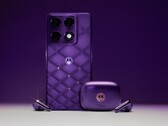 Motorola Signature i Moto Buds 2 Plus w kolorze Pantone Violet Indigo.