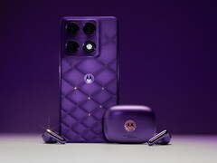 Motorola Signature i Moto Buds 2 Plus w kolorze Pantone Violet Indigo.