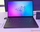 Laptop do gier Asus ROG Zephyrus G16 jest teraz wyposażony w nowy procesor AMD (zdjęcie za pośrednictwem Notebookcheck)
