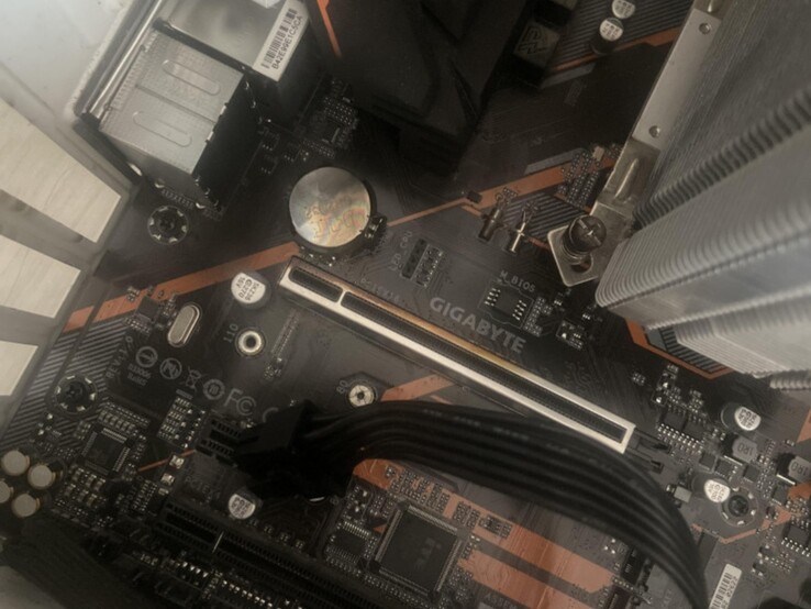 Płyta główna Gigabyte ze śladami wypalenia na slocie PCIe. (Źródło zdjęcia: user_634494 na Quasar Zone)