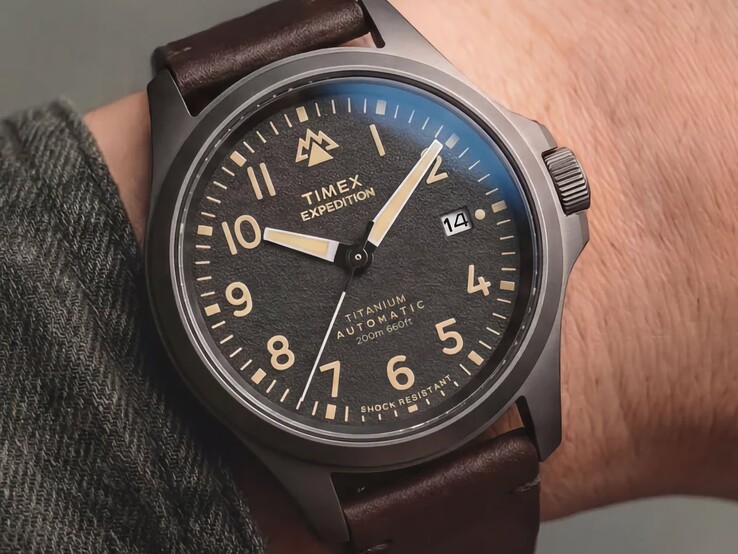 Zegarek Timex Expedition Field Post Titanium noszony na nadgarstku, z widoczną czarną tarczą i czarną tytanową kopertą.