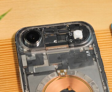 Zbliżenie przezroczystego iPhone'a Air pokazujące odsłonięty moduł aparatu, lampę błyskową i wewnętrzne komponenty pod przezroczystym panelem tylnym. (Źródło zdjęcia: Phone Repair Guru via YouTube)
