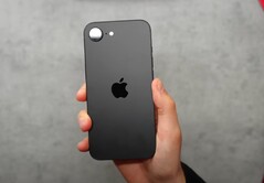 Oczekuje się, że iPhone SE 4 będzie wyposażony w pojedynczy tylny aparat z matrycą 48 MP. (Źródło obrazu: Apple)