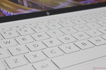 Klawisze mają ostre, głośne sprzężenie zwrotne, ale stosunkowo niewielką głębokość skoku