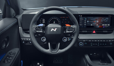 Na kierownicy Ioniqa 5 N dodano duże logo N, a także przycisk N Grin Boost i łopatki zmiany biegów. (Źródło zdjęcia: Hyundai)