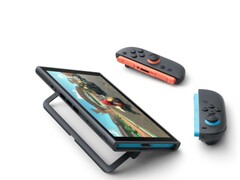 Konsola Nintendo Switch 2 na podpórce z odłączonymi kontrolerami Joy-Con.
