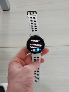 Zegarek Galaxy na najnowszej wersji beta One UI 5 przygotowuje się do przełączenia z jednego smartfona na drugi. (Źródło: 9to5Google)
