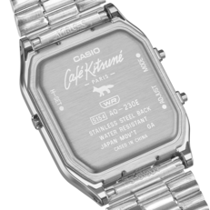 Tył koperty zegarka Casio AQ-230ECK-3A z logo lisa i oznaczeniem marki Café Kitsuné. 