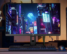 Odświeżony ROG Strix XG27UCS może przełączać się między trybami 4K 160 Hz i FHD 324 Hz. Na zdjęciu: zdjęcie promocyjne przedstawiające konfigurację z monitorem do gier. (Źródło zdjęcia: Asus)
