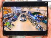 W poszukiwaniu śladów tiranium kanał YouTube JerryRigEverything przeprowadza demontaż telefonu Samsung Galaxy Z Fold8.