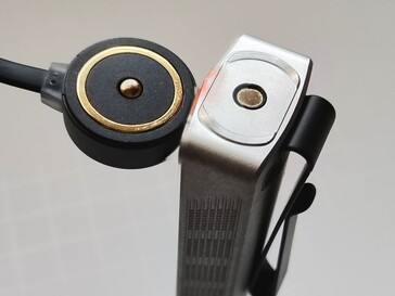Latarkę Olight ArkPro Stars & Stripes można ładować za pomocą dołączonej magnetycznej podstawki ładującej.