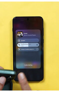 Interfejs udostępniania dźwięku w telefonie OnePlus, przedstawiający dwie podłączone pary bezprzewodowych słuchawek dousznych, które mogą jednocześnie odtwarzać dźwięk.