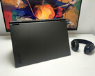 Model Asus TUF Gaming A18 rezygnuje z mobilności na rzecz ogromnego wyświetlacza.