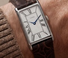 Koperta wykonana jest z polerowanej stali nierdzewnej o szerokości 21 mm, rozstawie uszu wynoszącym 36 mm i grubości 8,5 mm; zegarek wyposażony jest w standardowy mechanizm kwarcowy.