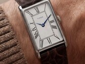 Koperta wykonana jest z polerowanej stali nierdzewnej o szerokości 21 mm, rozstawie uszu wynoszącym 36 mm i grubości 8,5 mm; zegarek wyposażony jest w standardowy mechanizm kwarcowy.