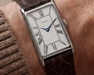 Koperta wykonana jest z polerowanej stali nierdzewnej o szerokości 21 mm, rozstawie uszu wynoszącym 36 mm i grubości 8,5 mm; zegarek wyposażony jest w standardowy mechanizm kwarcowy.