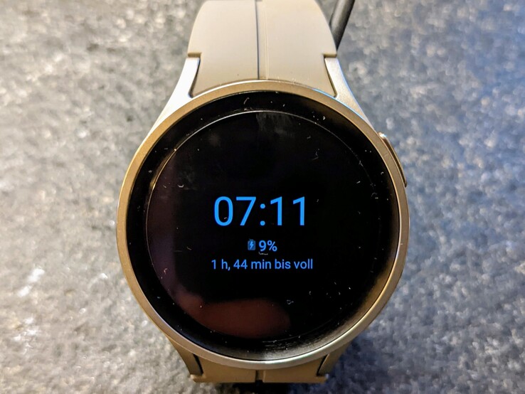 Samsung Galaxy Watch5 Pro ładuje się bezprzewodowo poprzez standard Qi